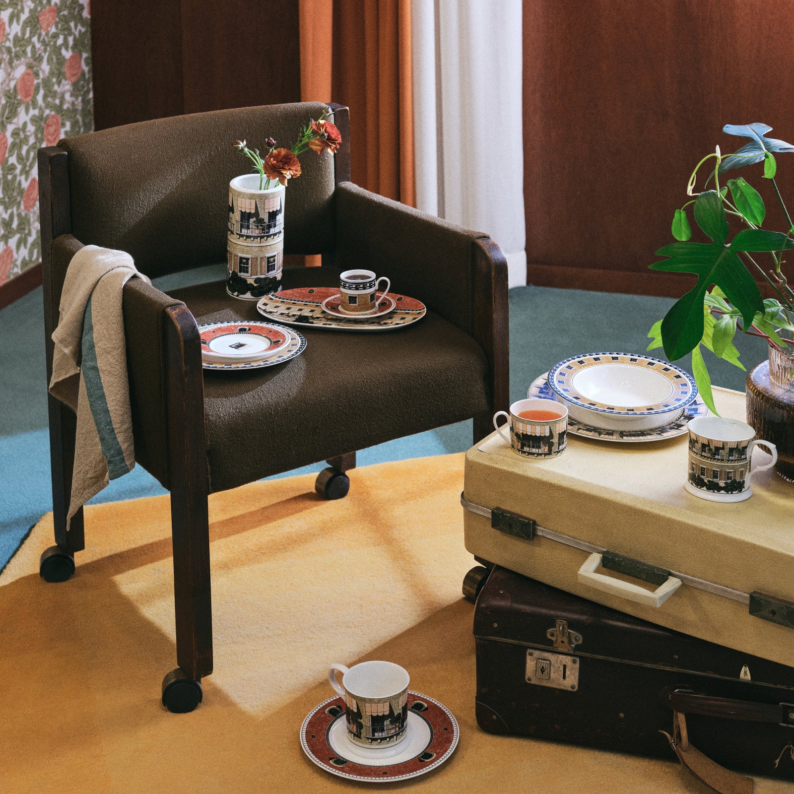 Hôtel Fantôme dinner plate no background image