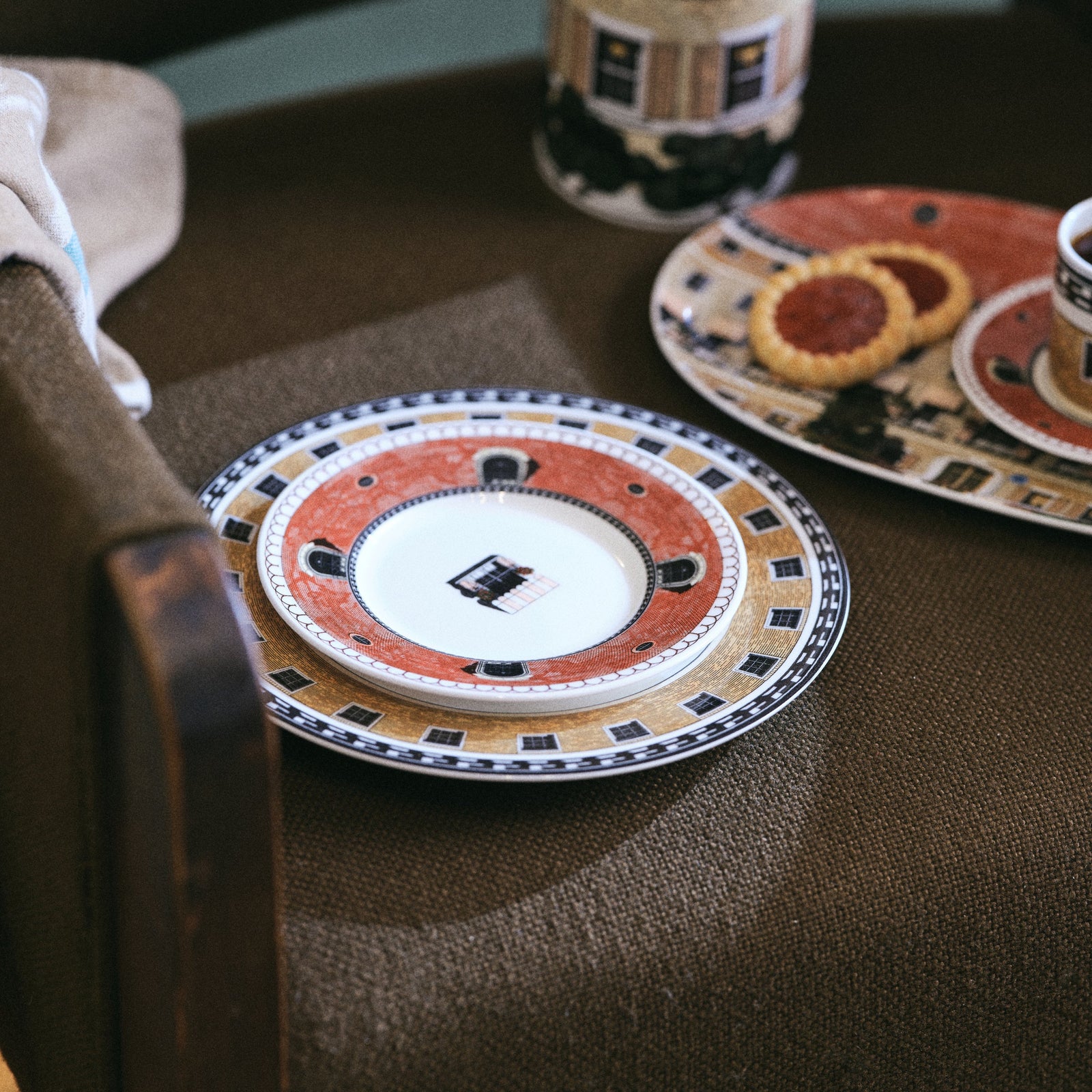 Hôtel Fantôme - 8" Plate A no background image