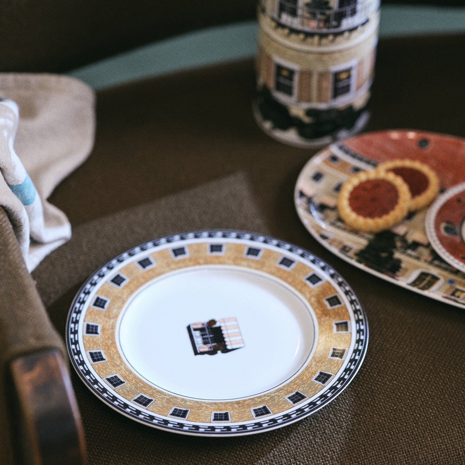 Hôtel Fantôme salad plateno background image