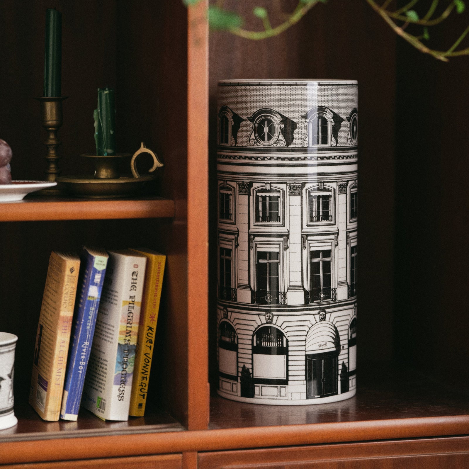 Place Vendôme vase no background image