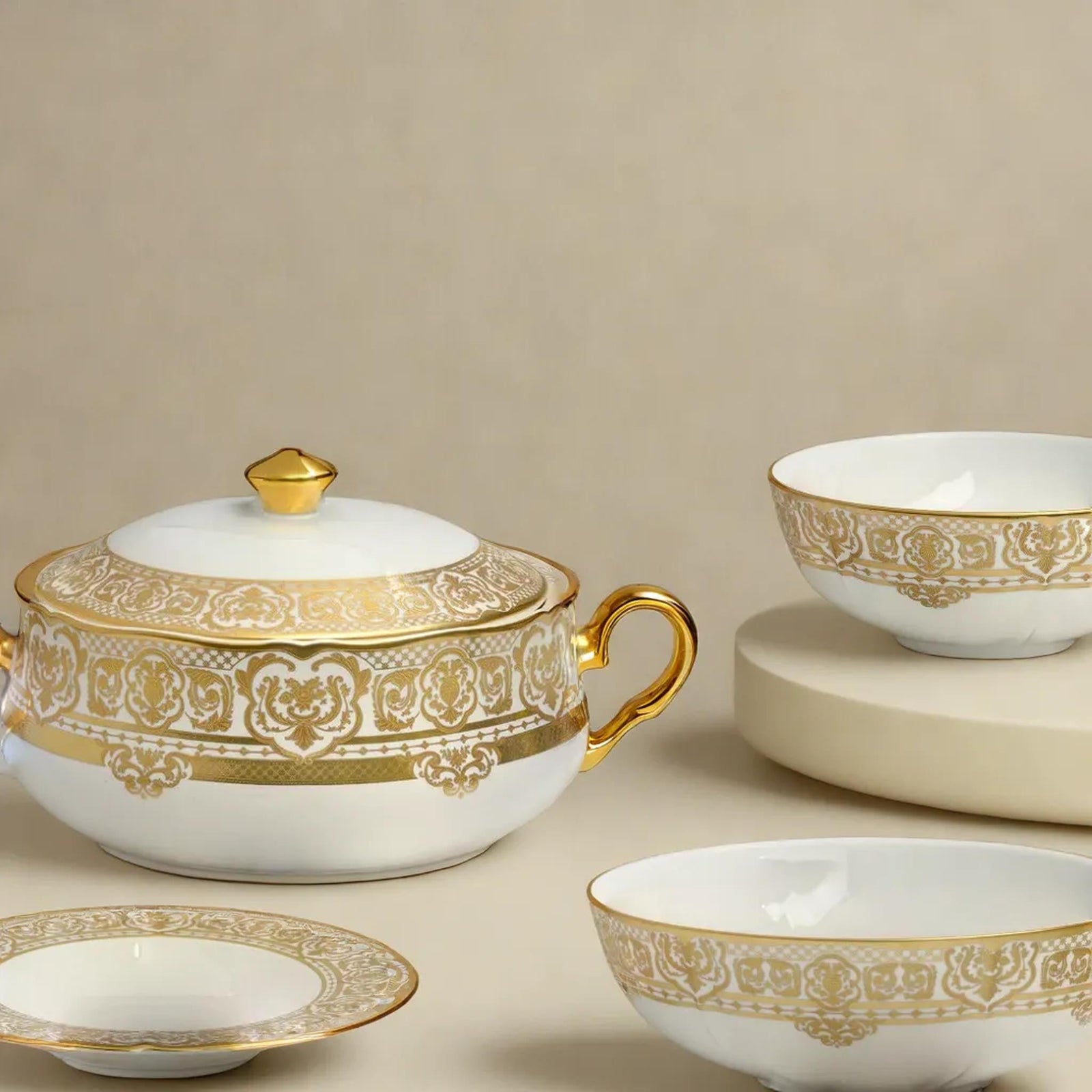 Prouna Carlsbad Queen White Covered Vegetable Bowl / Soup Tureen White Background Photo