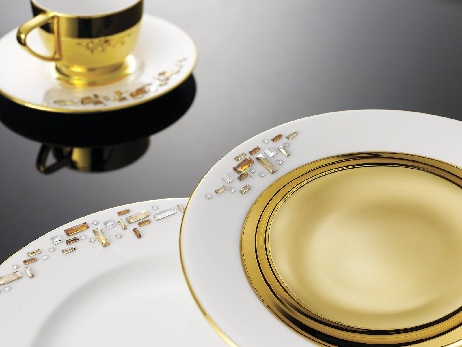 Prouna Diana Gold Serving Bowl White Background Photo