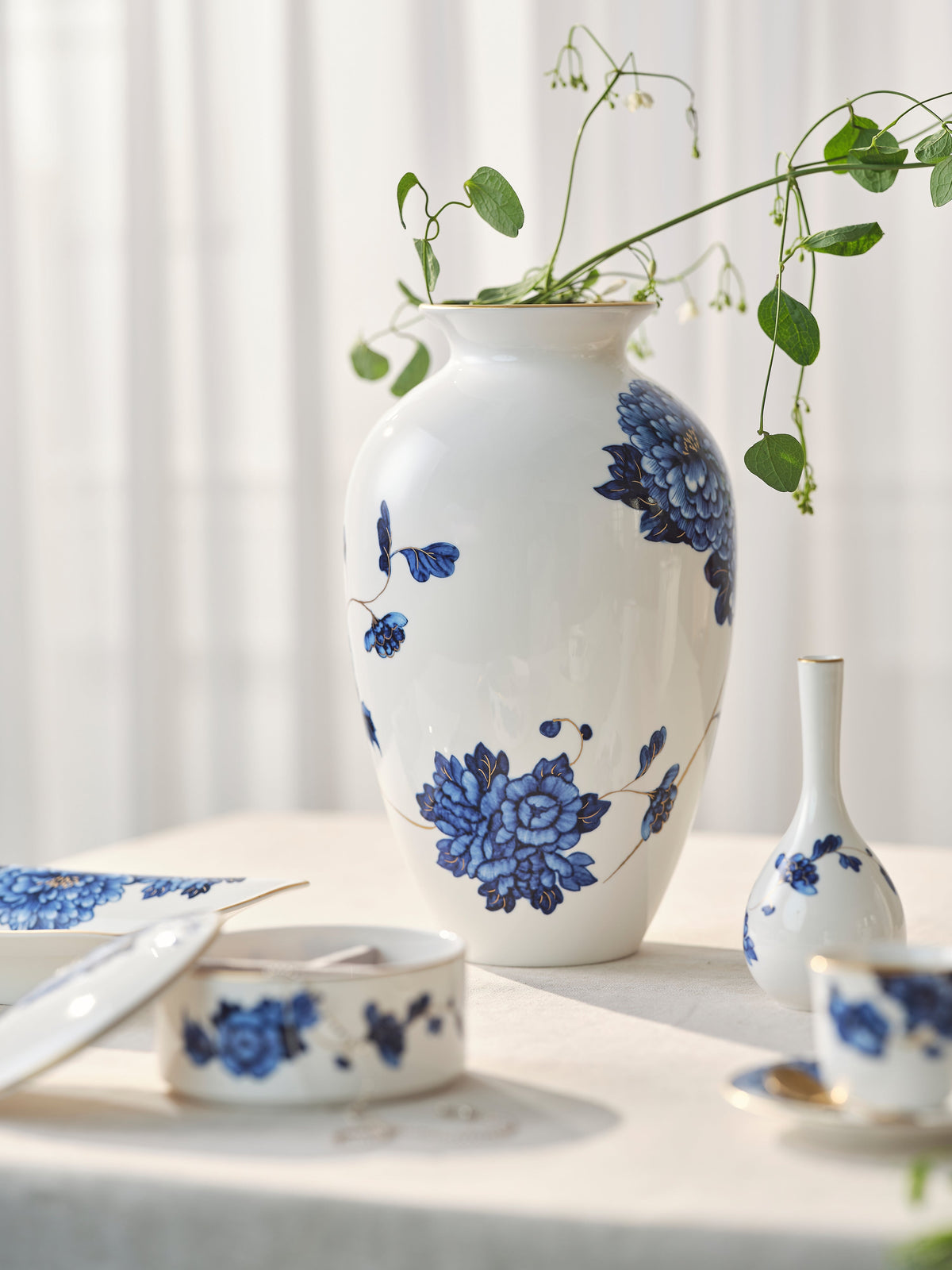 Prouna Emperor Flower Lifestyle Photo Urn Vase Cut