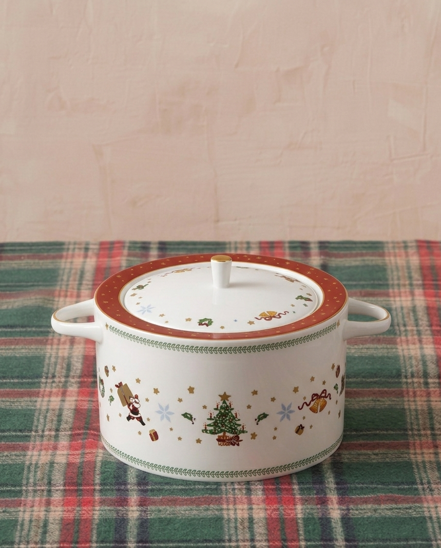 Prouna My Noel Covered Vegetable Bowl / Soup Tureen White Background Photo