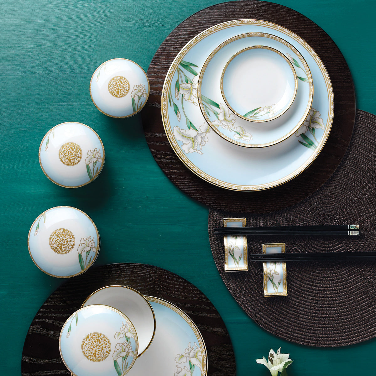 Prouna Iris Covered Bowl / All Purpose White Background Photo