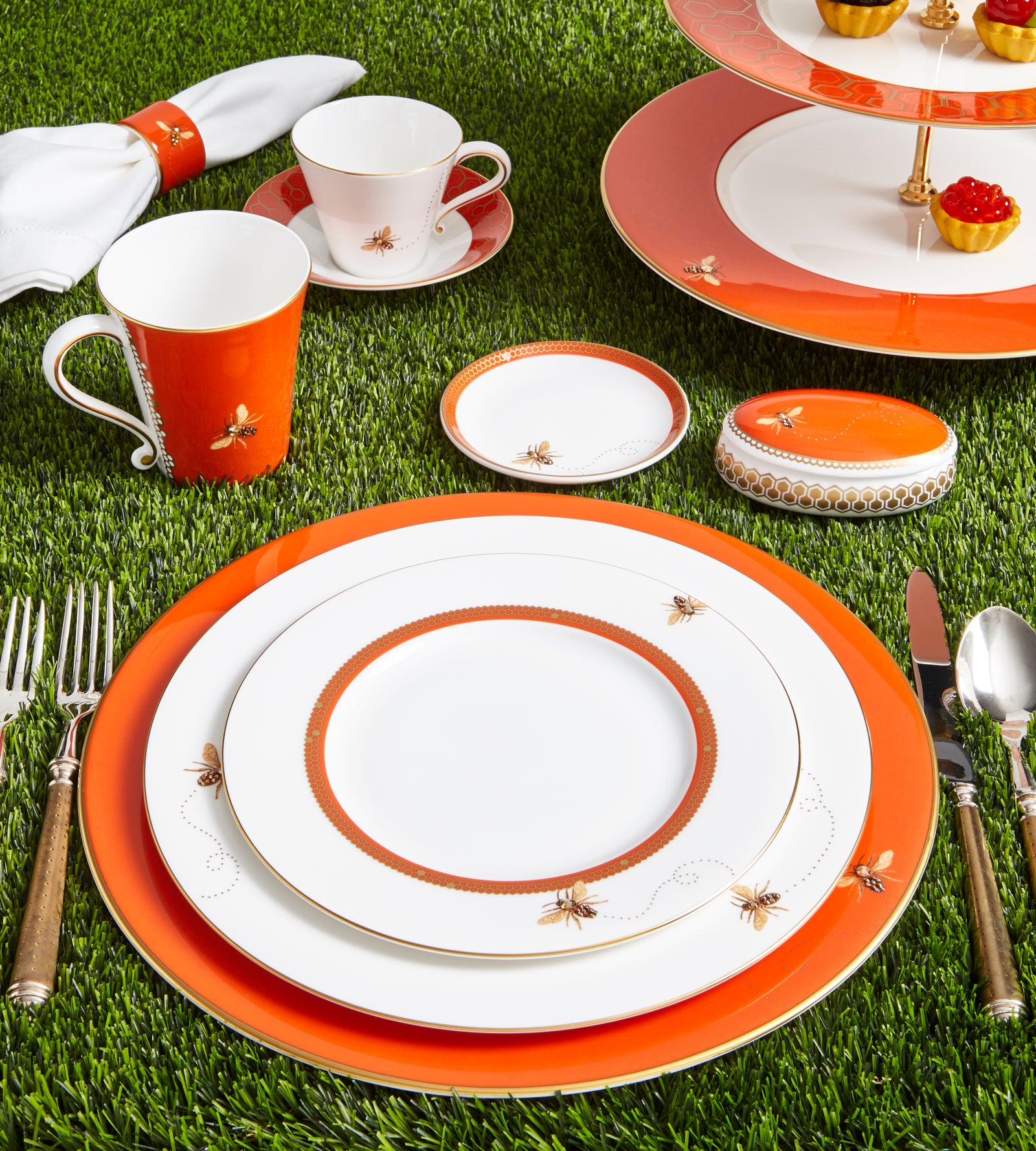 Prouna My Honeybee Salad and Dessert Plate White Background Photo