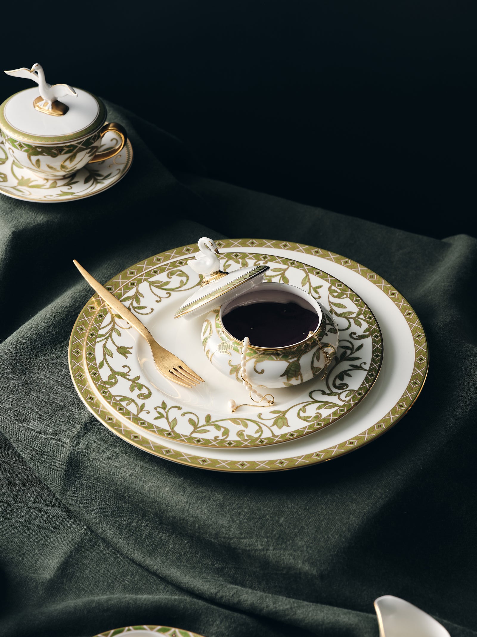 neobe dinner plate white background