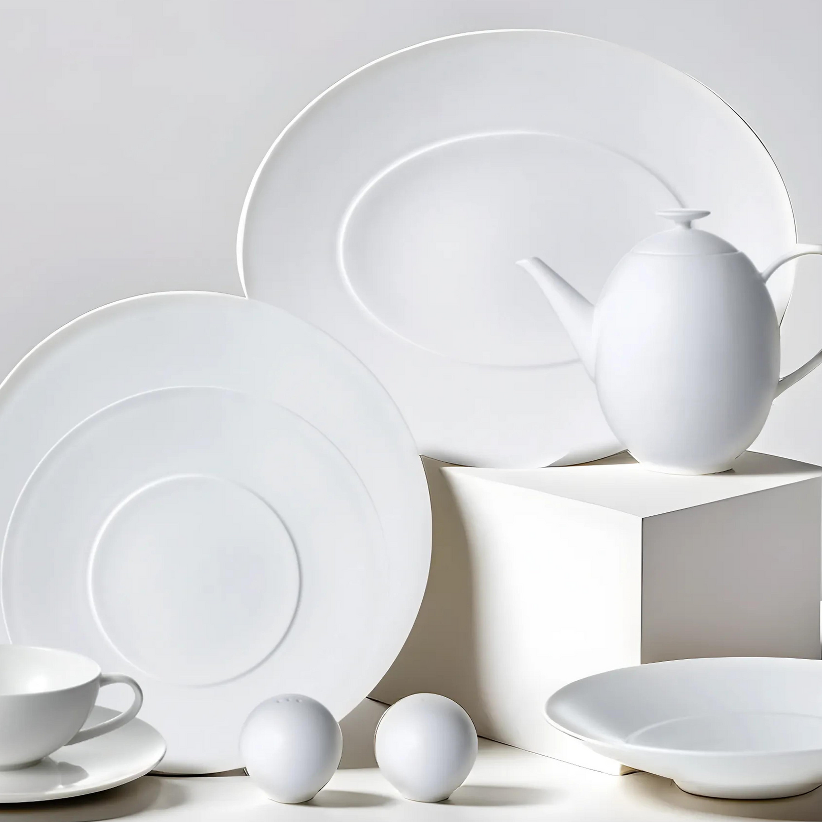 Prouna Origin 16" Oval Platter White Background Photo