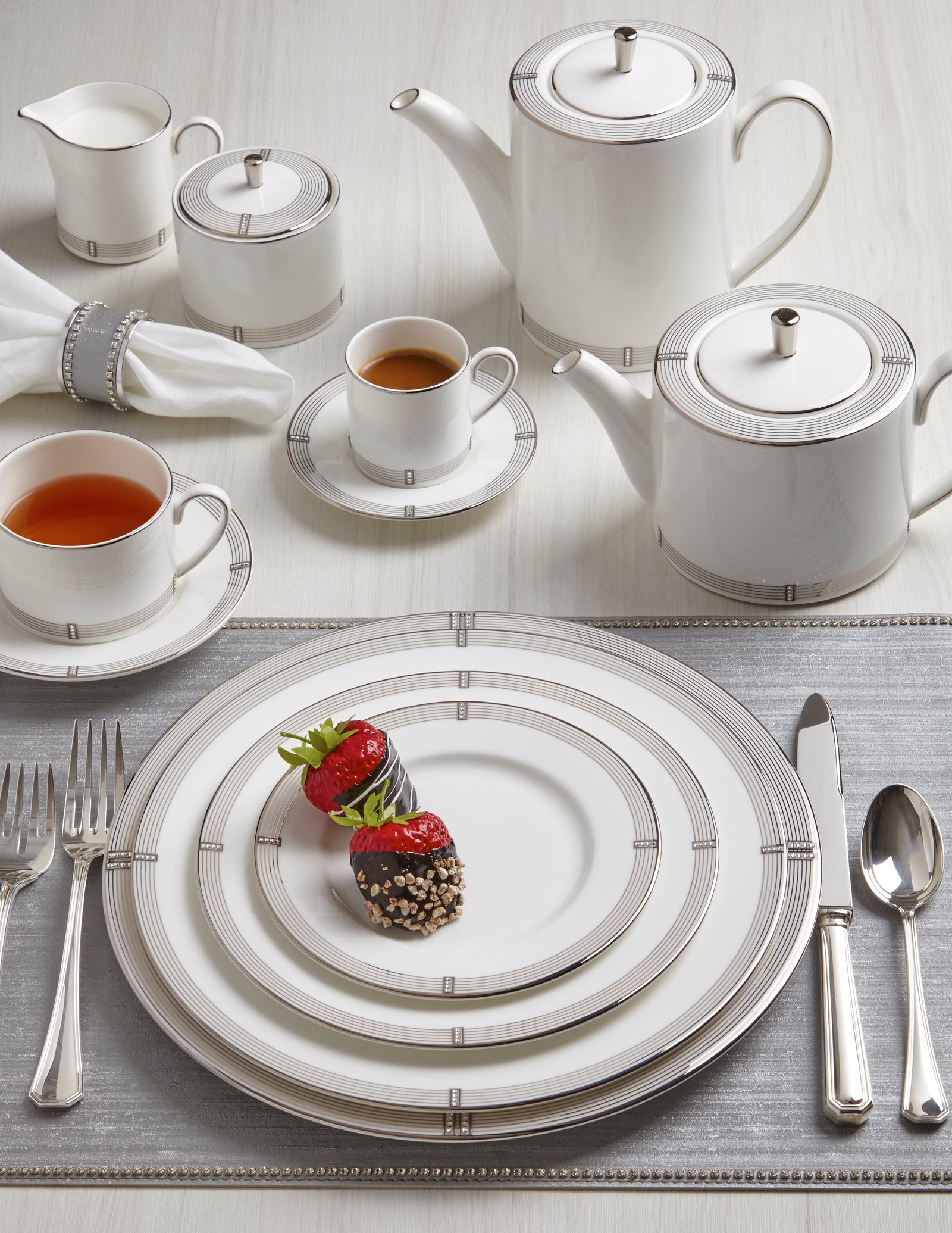 Prouna Regency Platinum 14" Oval Platter White Background Photo