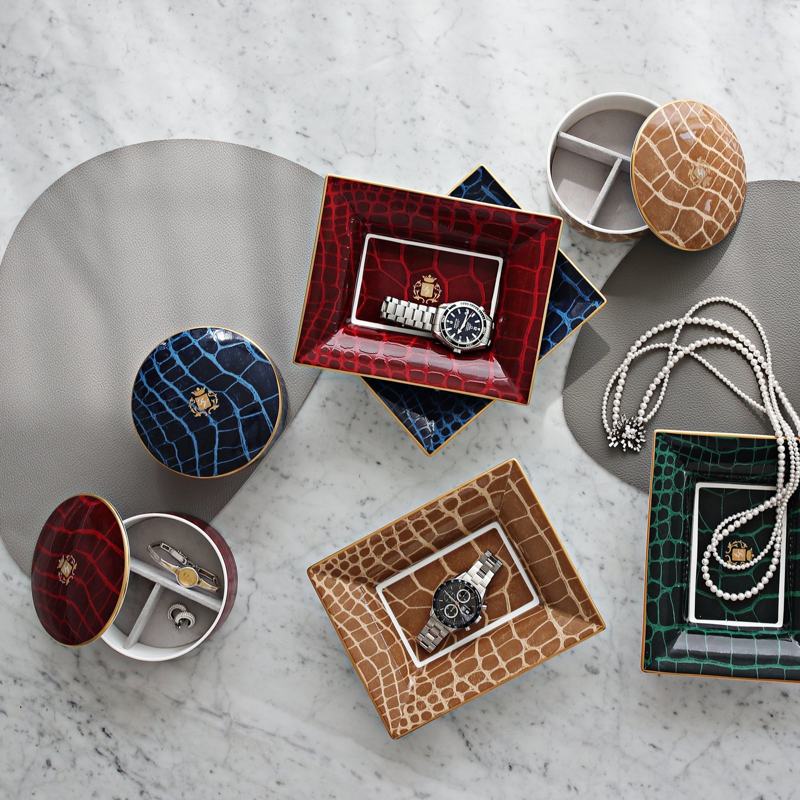 Prouna Alligator Gold Jewelry Box White Background Photo