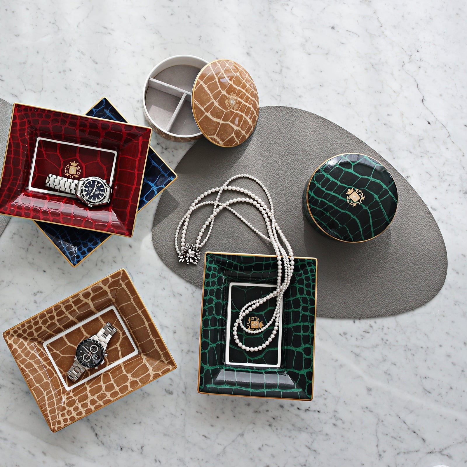 Prouna Alligator Emerald Jewelry Box White Background Photo