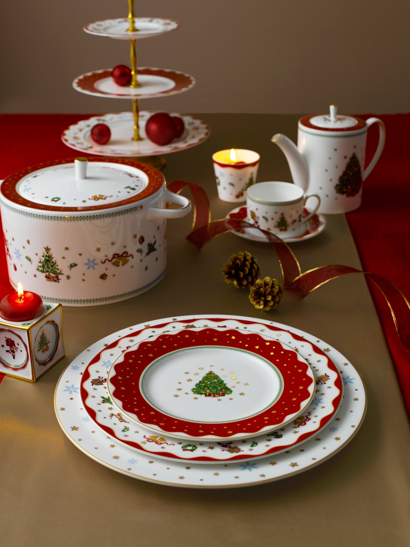 Prouna My Noel Covered Vegetable Bowl / Soup Tureen White Background Photo